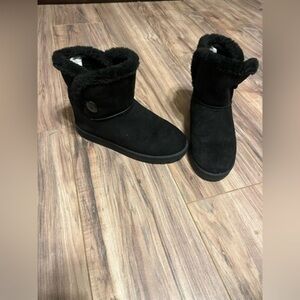 JUST BE black faux fur lined boots sz 9